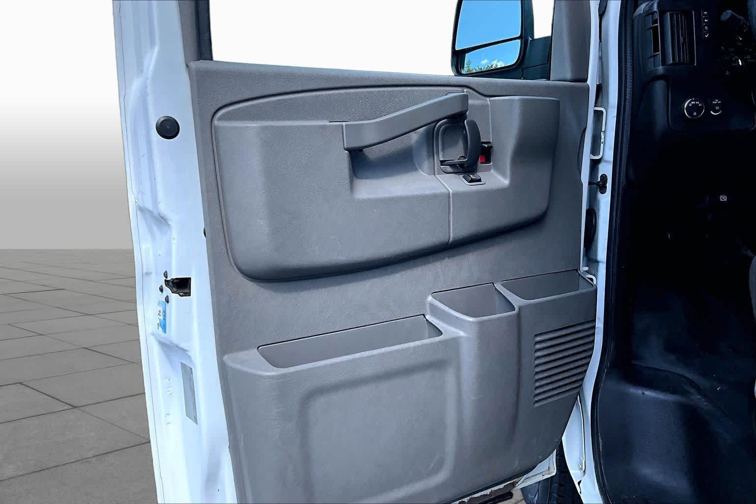 Used 2017 Summit White Chevrolet  image 19