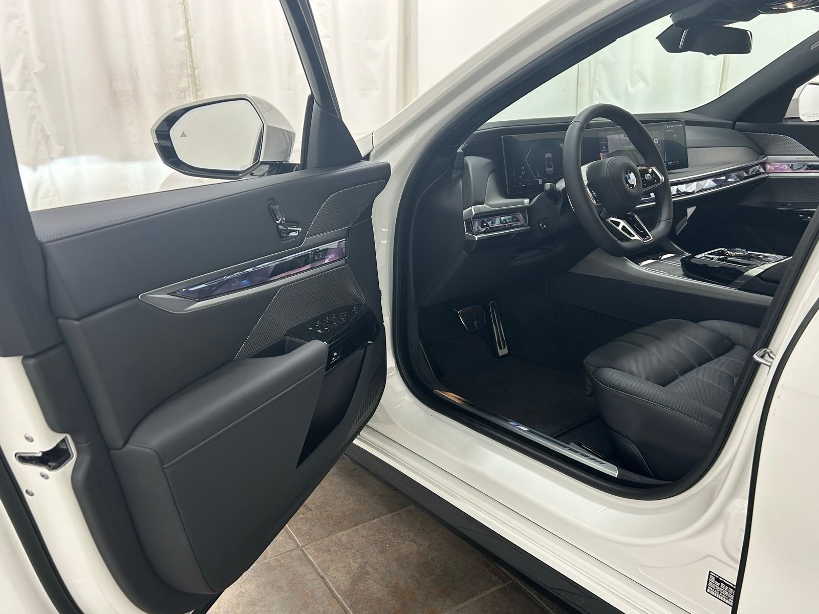 2025 BMW 7 Series 760i - Photo 23