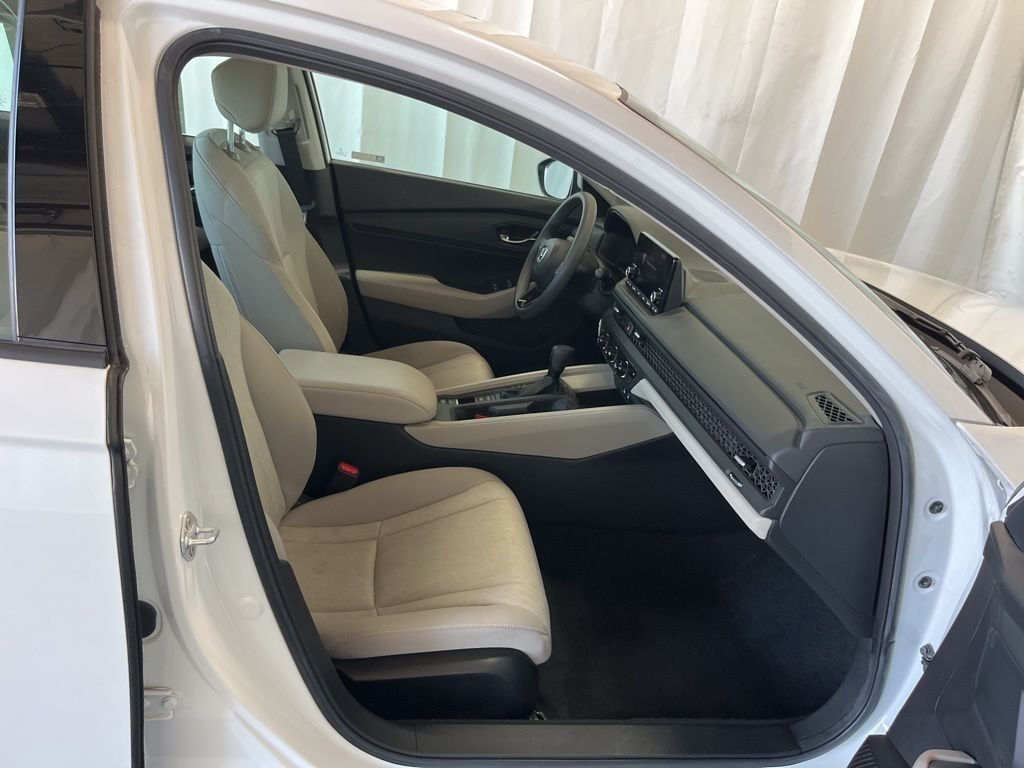 Used 2023 White Honda EX image 22