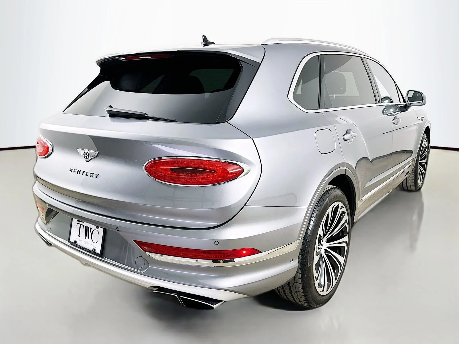 Used 2023 Silver Bentley  image 9