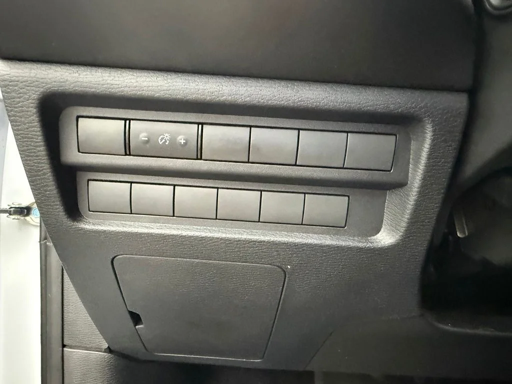 Used 2023  Mitsubishi ES image 38