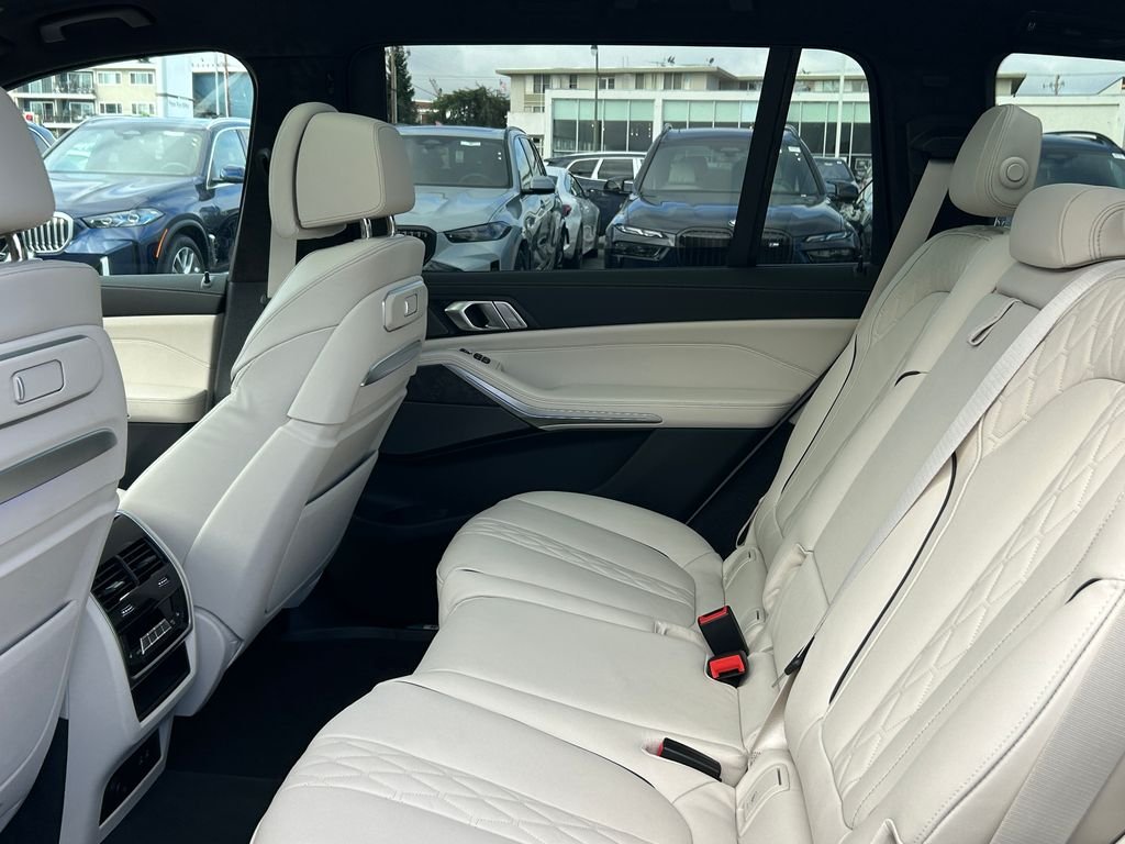 Used 2026 Alpine White BMW M60i image 30