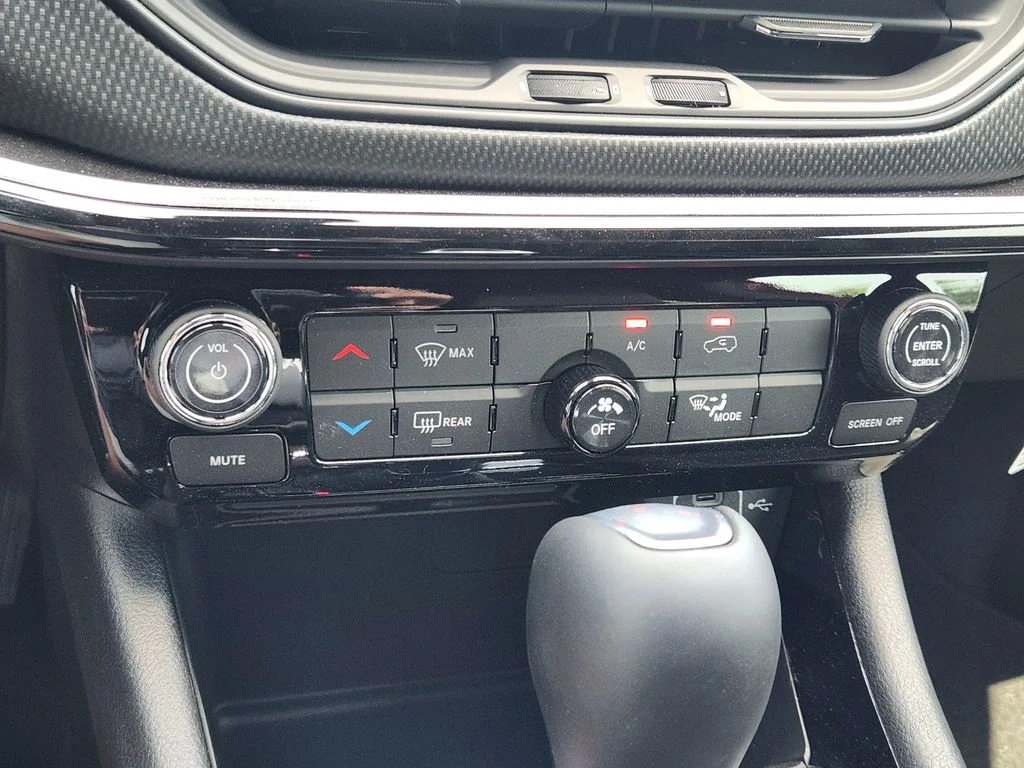 New 2026 Red Hot Pearlcoat Jeep Latitude image 15
