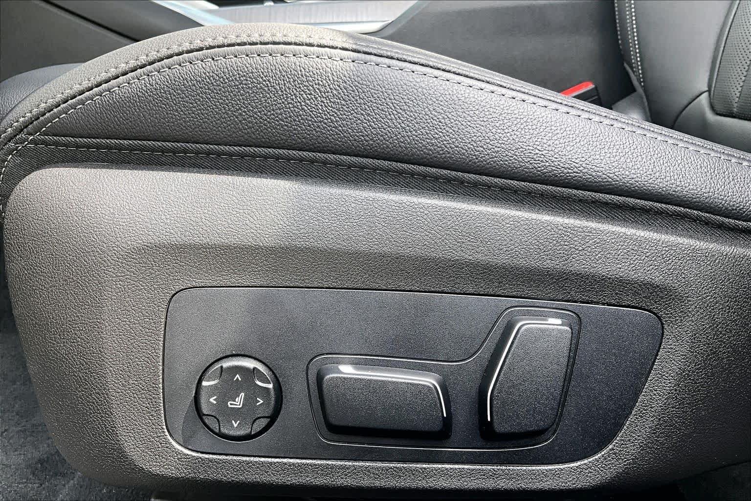 2026 BMW 3 Series 330i - Photo 34