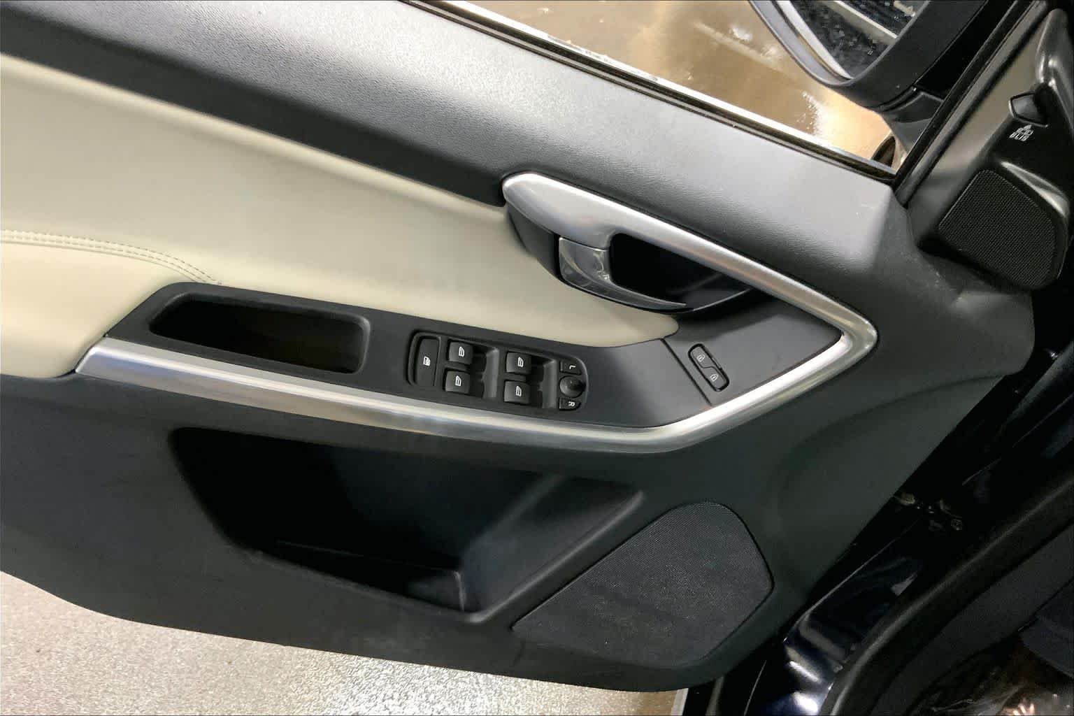 Used 2017 Magic Blue Metallic Volvo Dynamic image 36