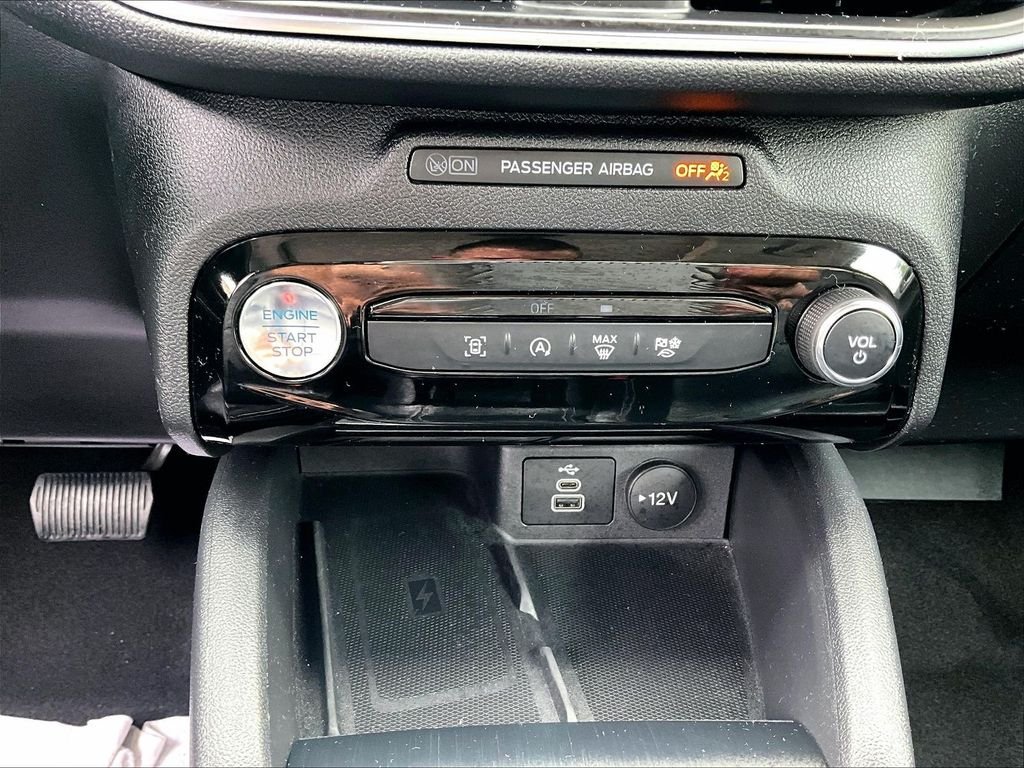 Used 2025 Black Metallic Ford Platinum image 26