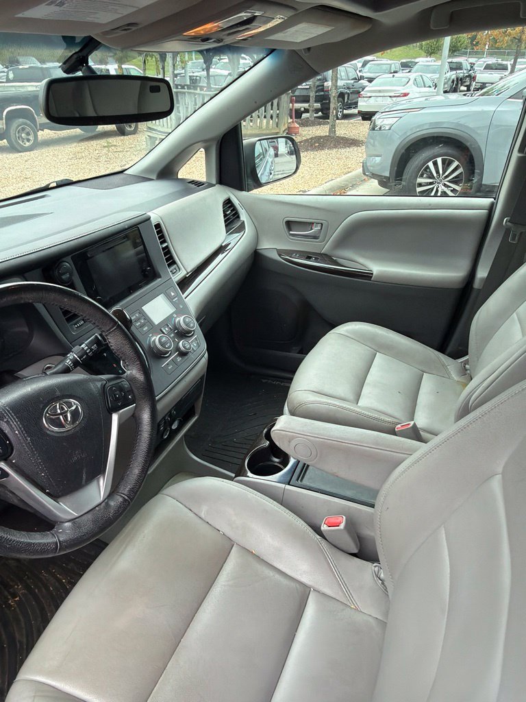 Used 2017 Silver Toyota XLE image 5