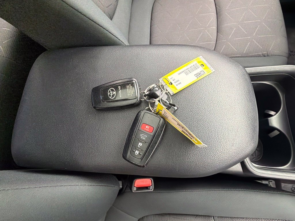 Used 2019  Toyota XLE image 35