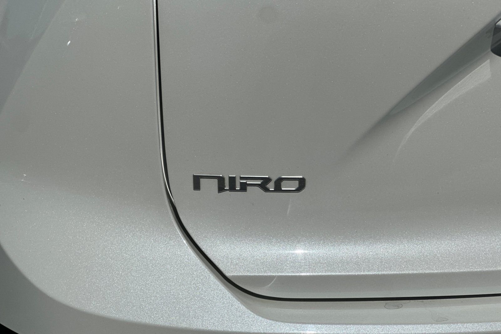 Used 2023 White Kia Wind image 33