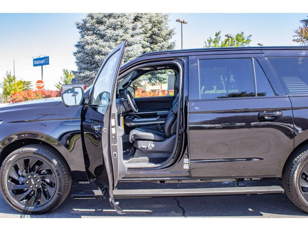 New 2026 Infinite Black Metallic Clearcoat Lincoln Reserve image 38