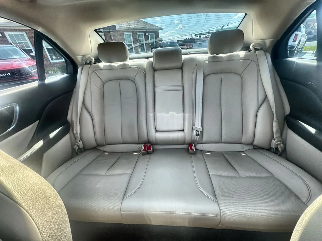 Used 2017 White Lincoln Select image 19