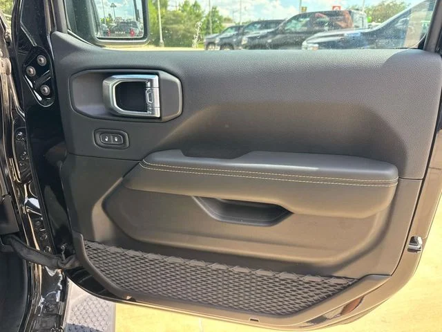 New 2026 Black Clear-Coat Exterior Paint Jeep Sahara image 16