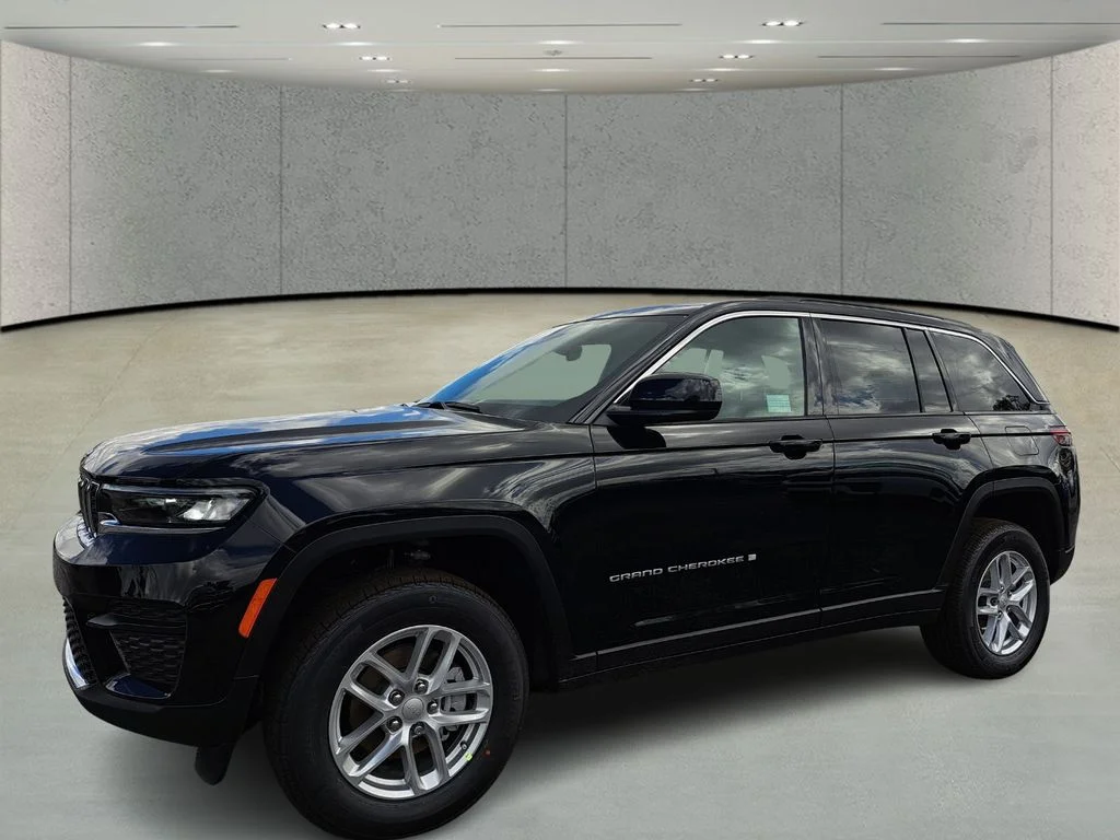 New 2026 Diamond Black Crystal Pearl-Coat Exterior Paint Jeep Laredo image 9