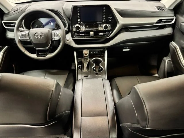 Used 2021 Silver Toyota XLE image 12