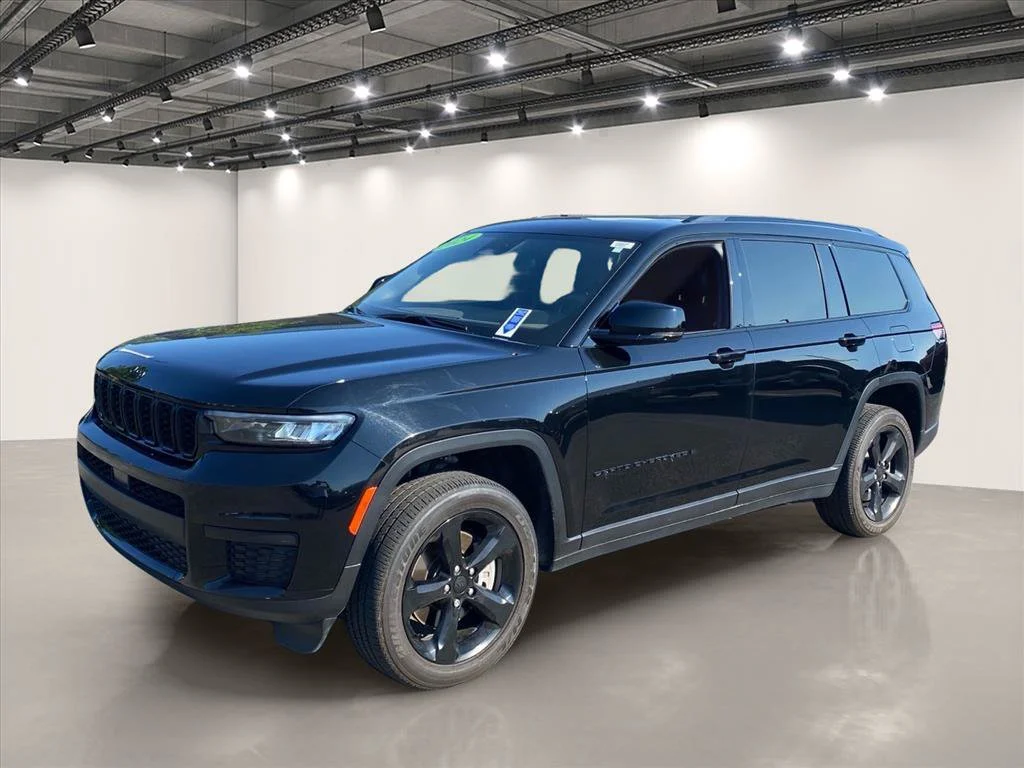 Used 2024 Diamond Black Crystal Pearlcoat Jeep Altitude X image 3