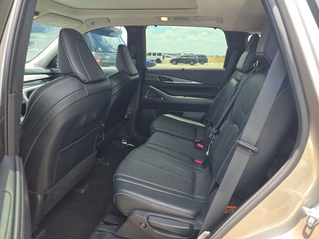 Used 2023 Silver INFINITI LUXE image 17