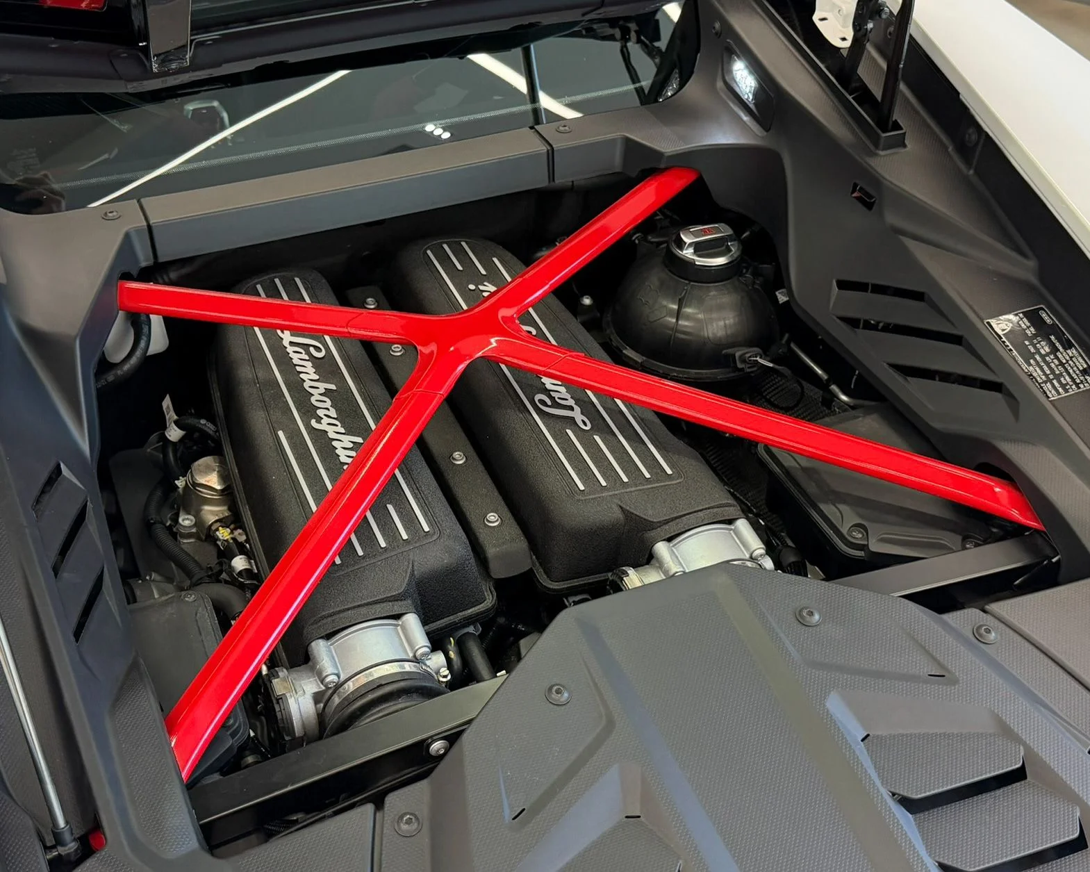 Used 2022  Lamborghini Base image 40
