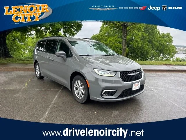 2021 Chrysler Pacifica Touring's photo
