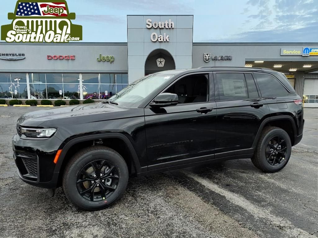 New 2026 Diamond Black Crystal Pearl-Coat Exterior Paint Jeep Laredo Altitude image 4