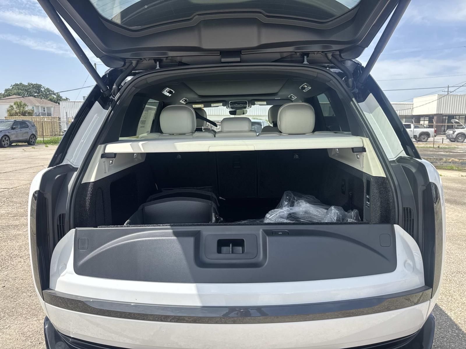 New 2026 Ostuni Pearl White LAND ROVER SE PHEV image 7