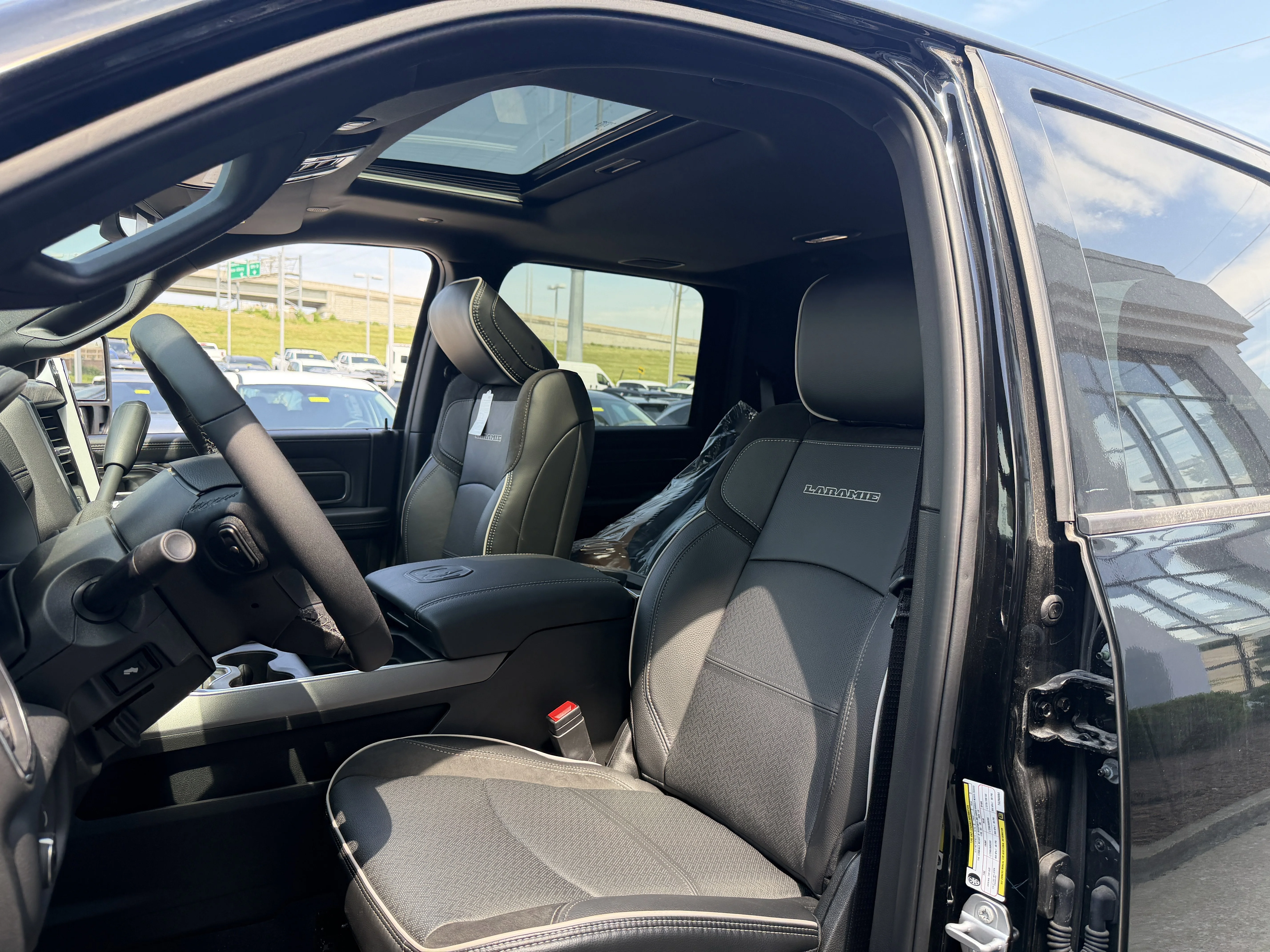 New 2026 Diamond Black Crystal Pearl-Coat Exterior Paint RAM Laramie image 33