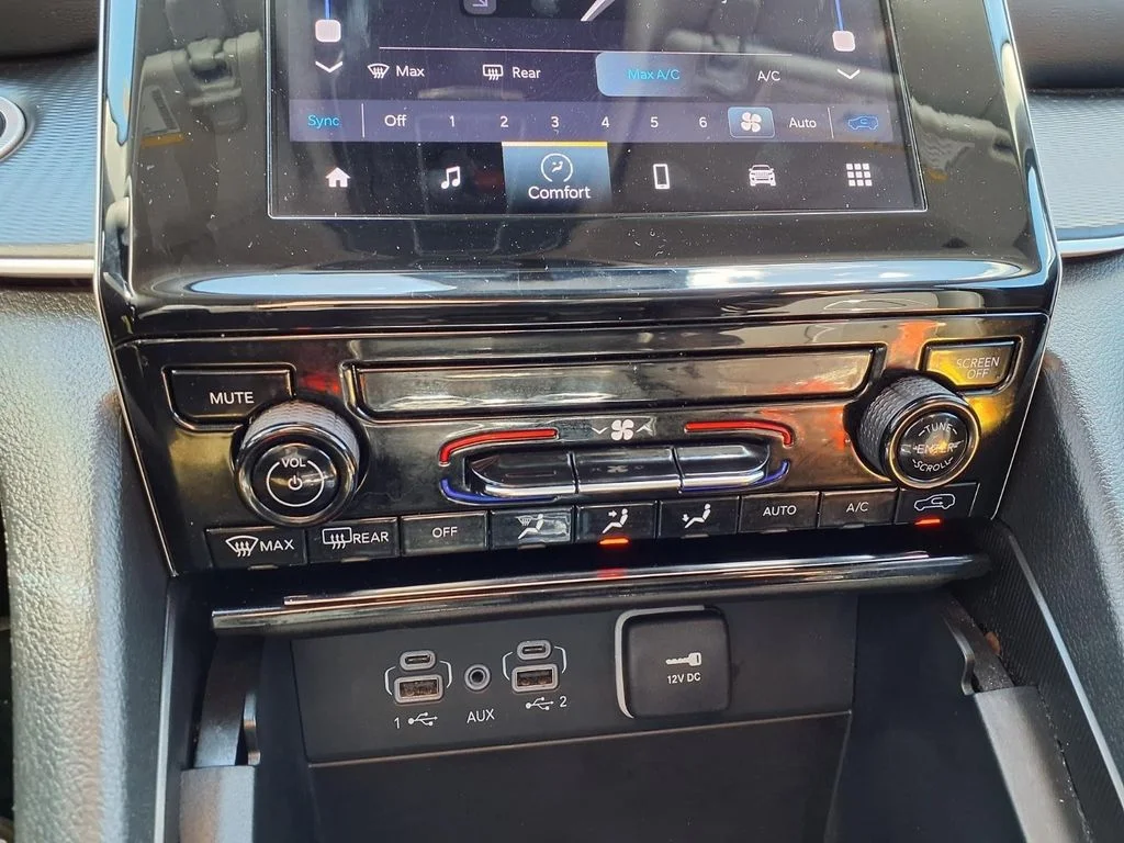 Used 2023 White/off-white Jeep Laredo image 9