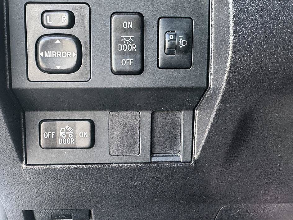 Used 2014 Super White Toyota SR5 image 22