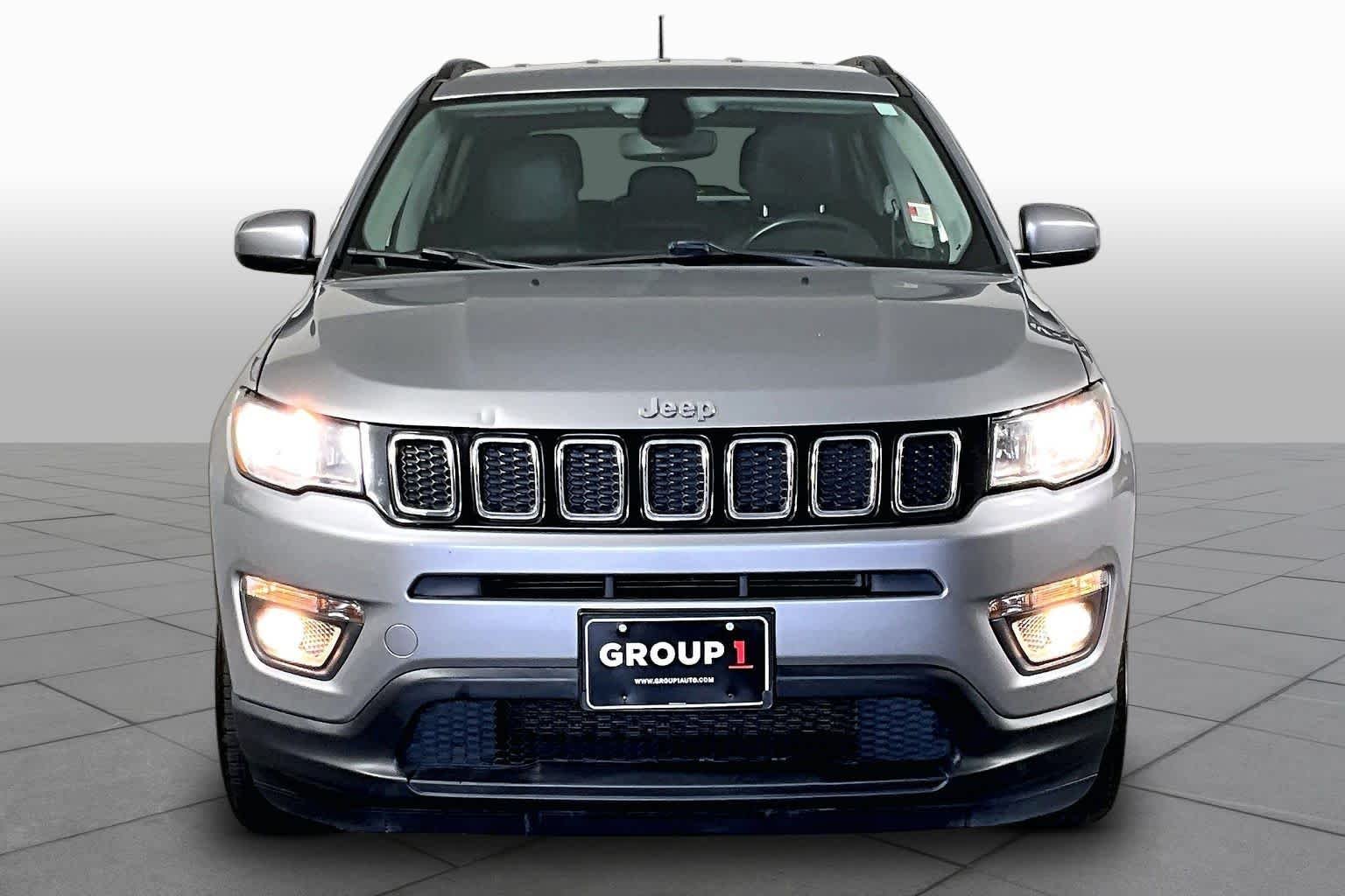 Used 2021 Billet Silver Metallic Clearcoat Jeep Latitude image 4