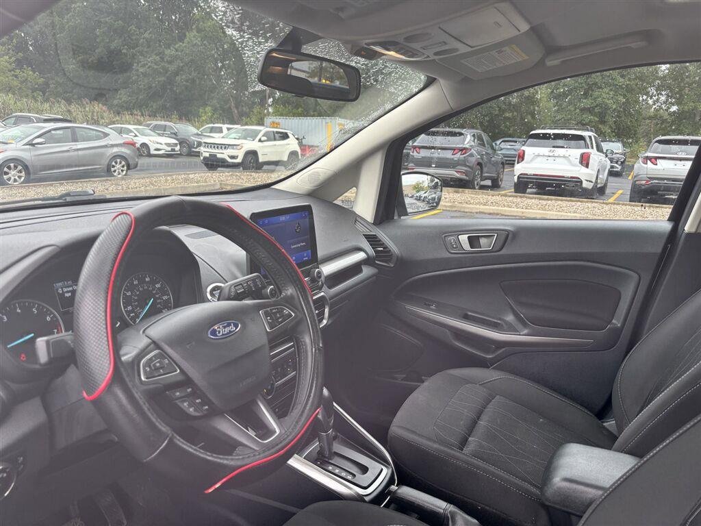 Used 2020 Shadow Black Ford SE image 11