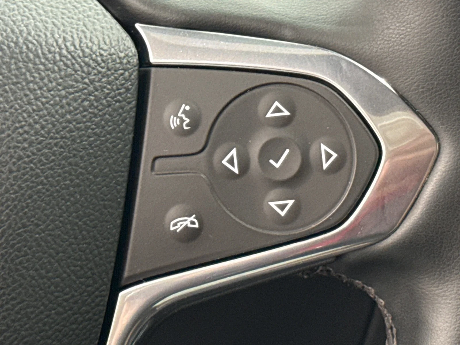 Used 2023 Iridescent Pearl Tricoat Chevrolet Premier FWD image 27