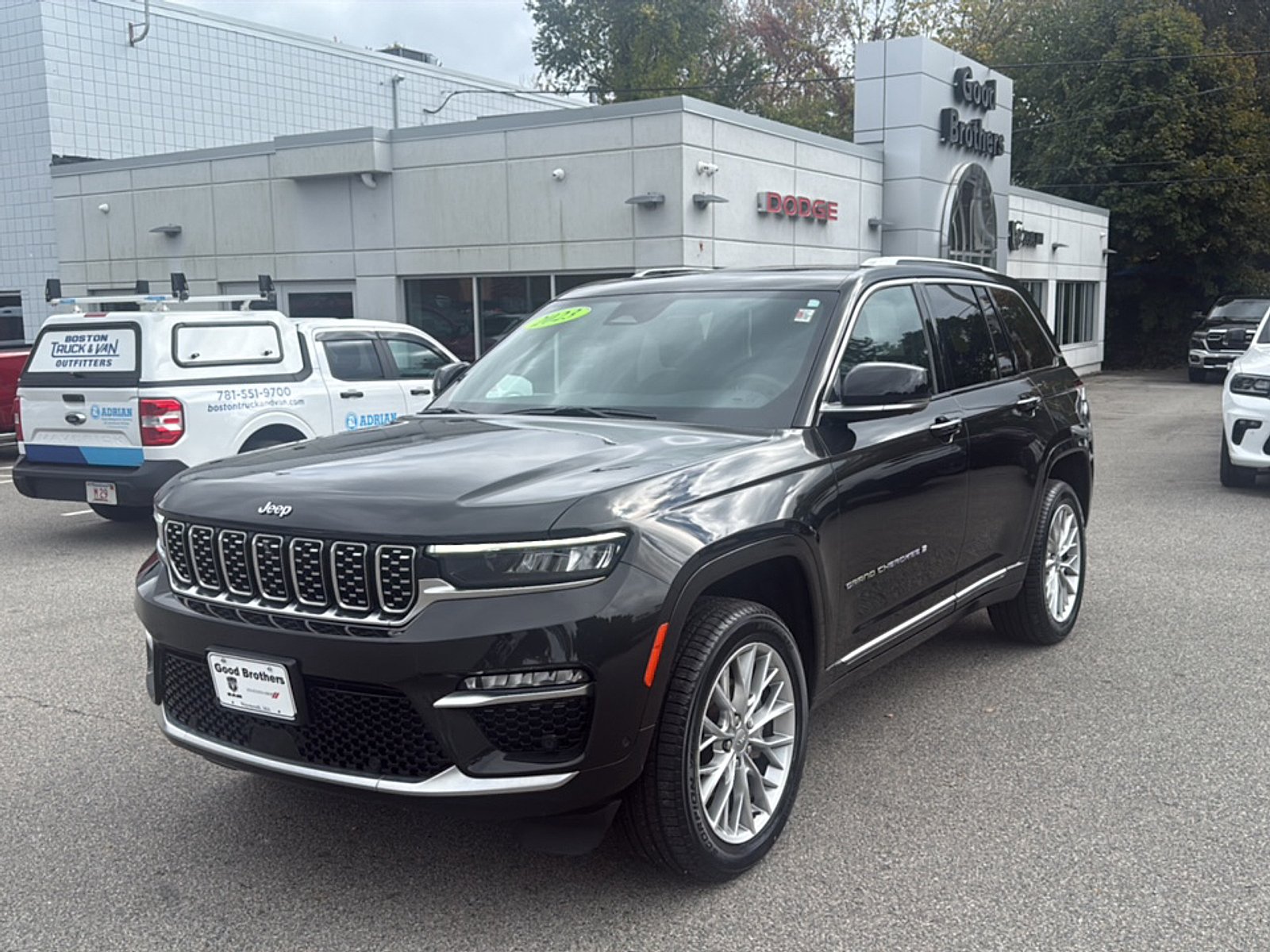 Used 2023 Rocky Mountain Pearlcoat Jeep Summit 4x4 image 1