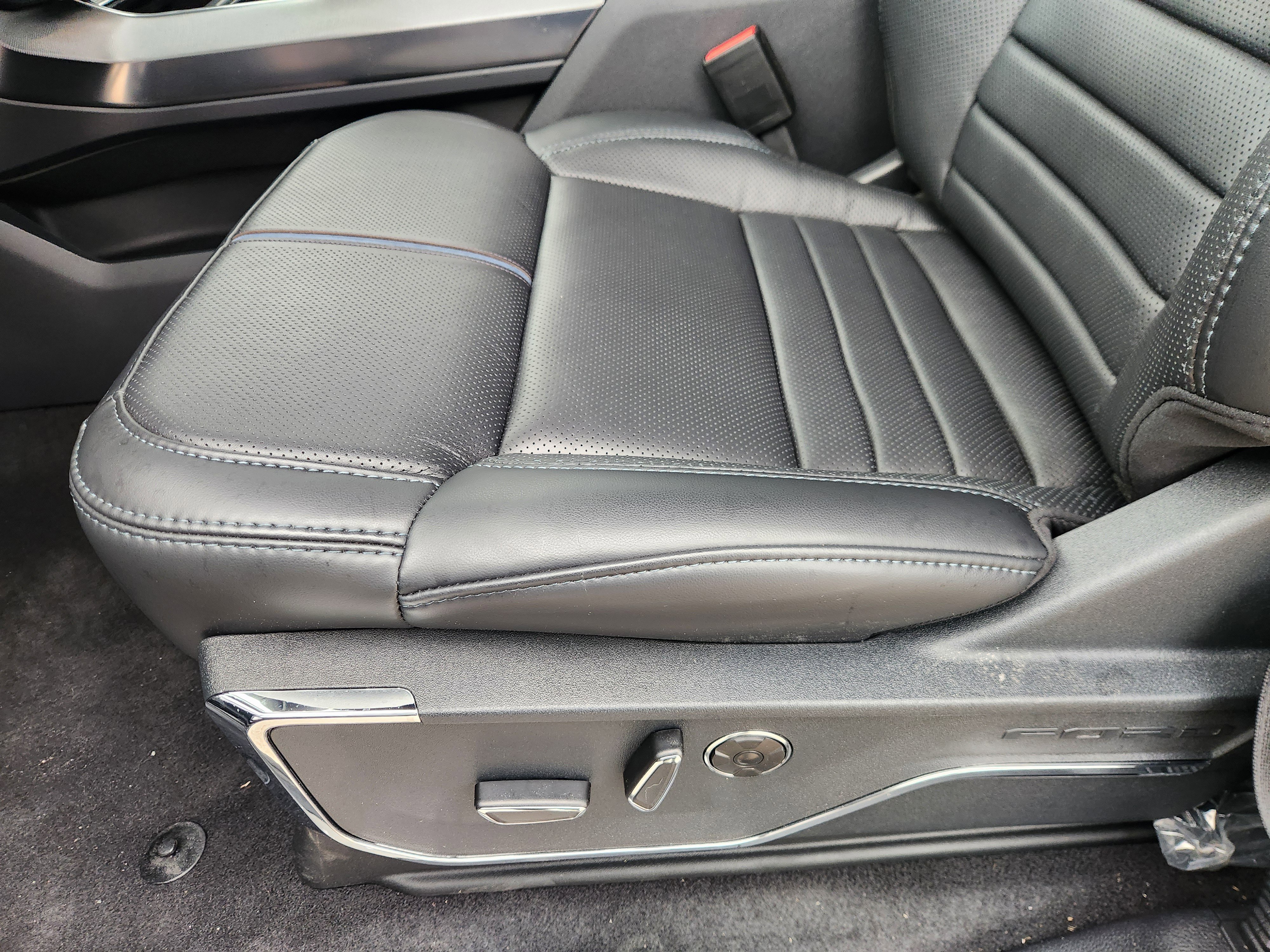 New 2025 Carbonized Gray Metallic Ford Platinum image 15