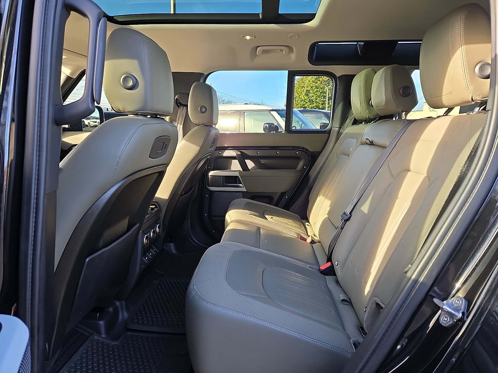 Used 2020 Santorini Black Metallic   1Ag Land Rover SE image 21