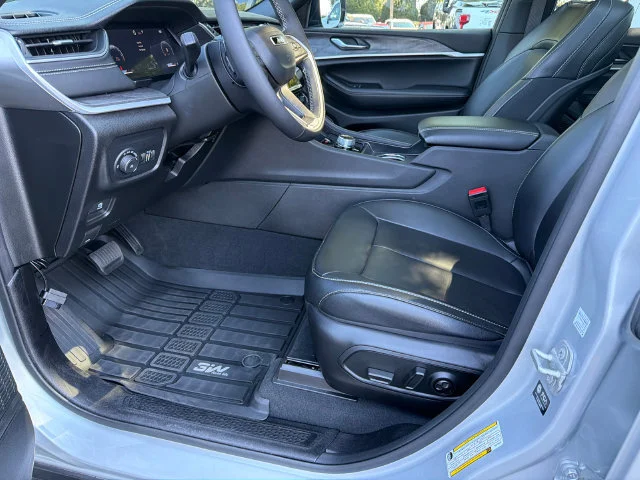 Used 2025 Silver Jeep Limited 4x2 image 9