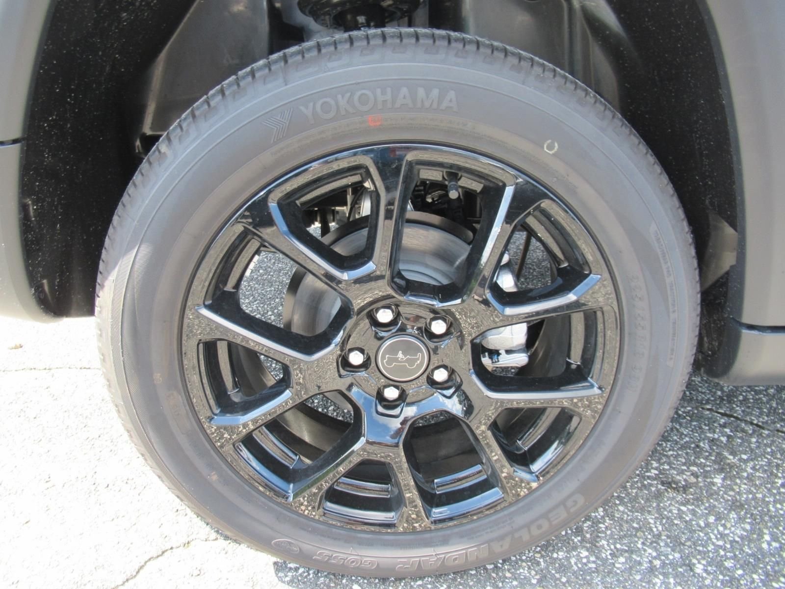 New 2026 Bright White Clear-Coat Exterior Paint Jeep Latitude image 8