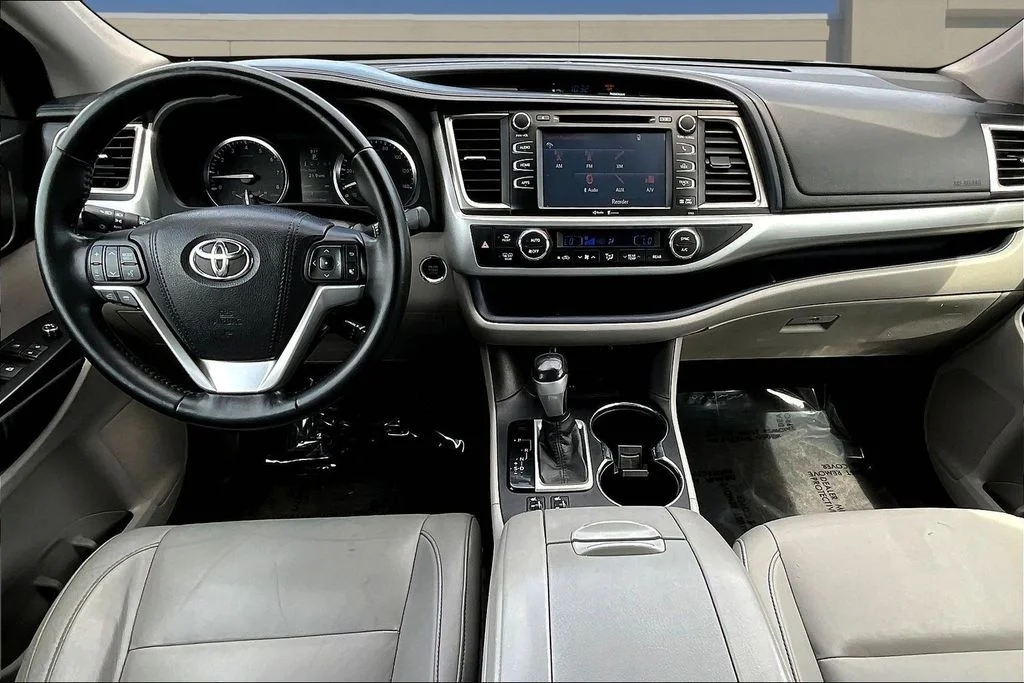 Used 2015 Predawn Gray Mica Toyota XLE V6 image 9