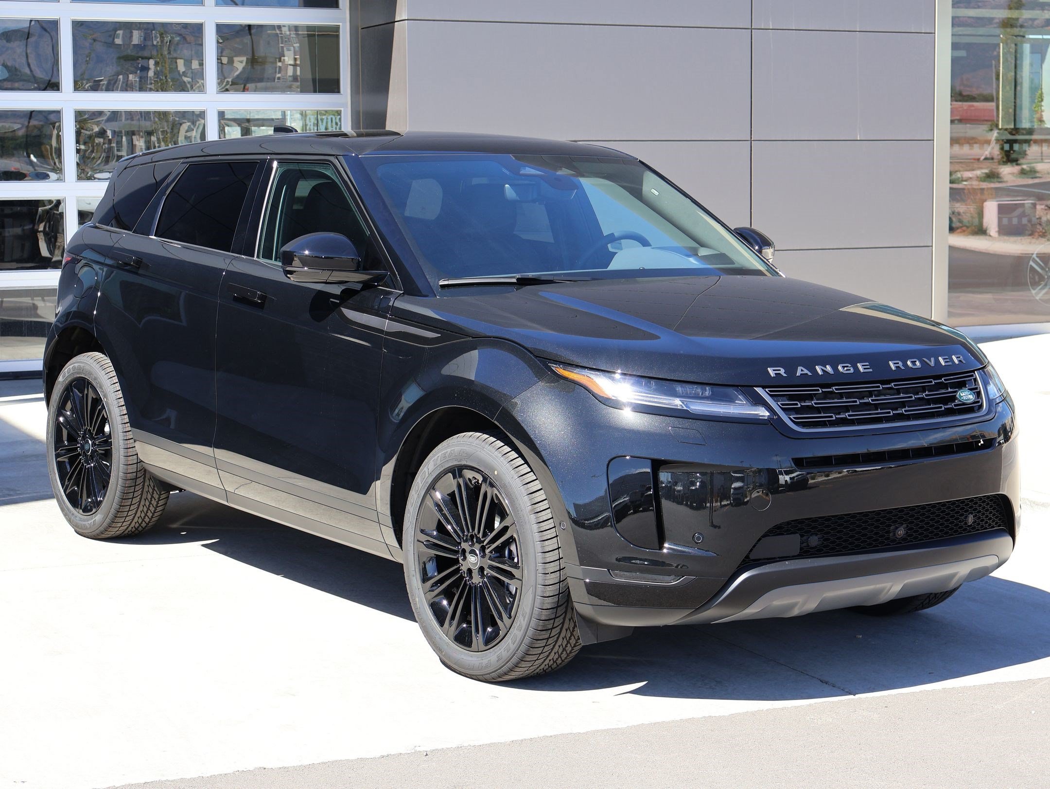 New 2026 Santorini Black LAND ROVER S image 3