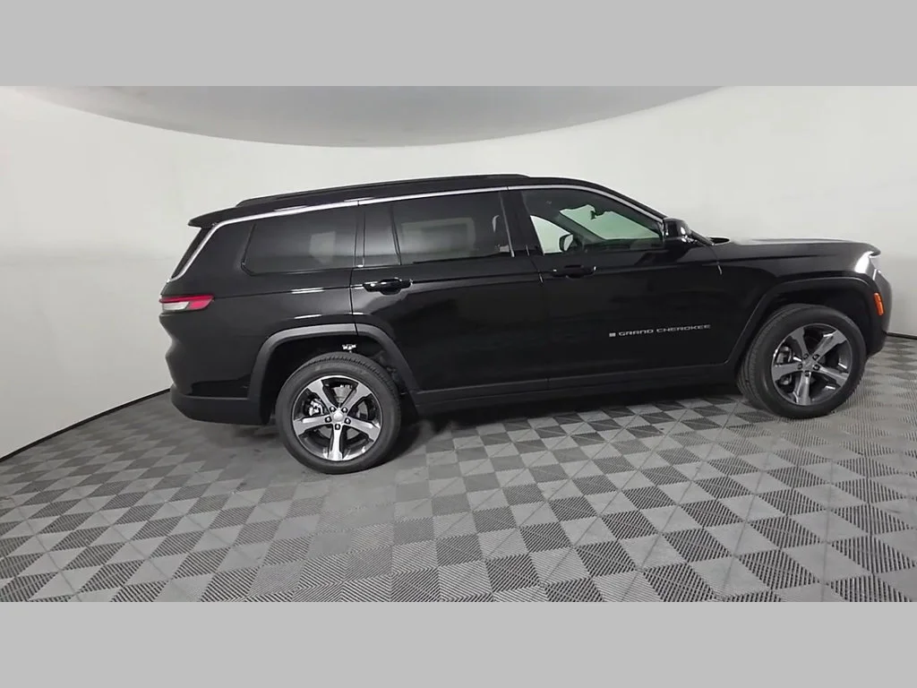 New 2026 Diamond Black Crystal Pearl-Coat Exterior Paint Jeep Limited image 26