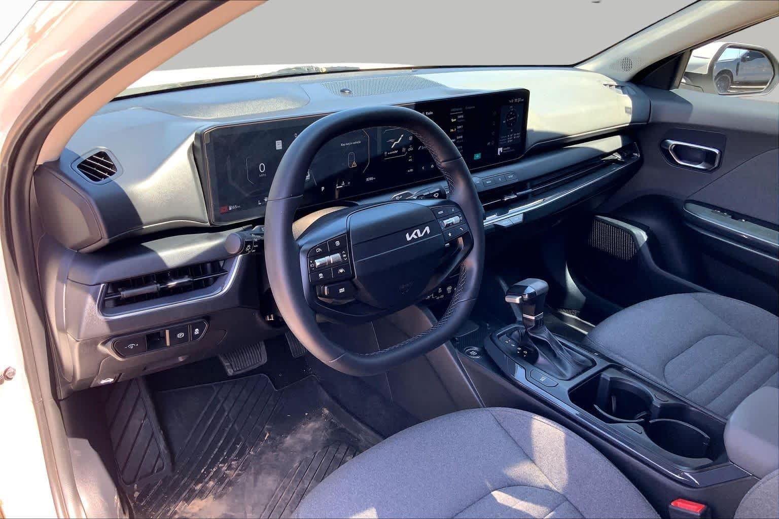 Used 2025 Snow White Pearl Kia EX image 18