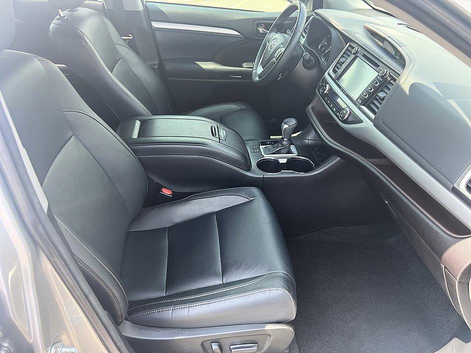 Used 2018 Celestial Silver Metallic Toyota XLE image 17