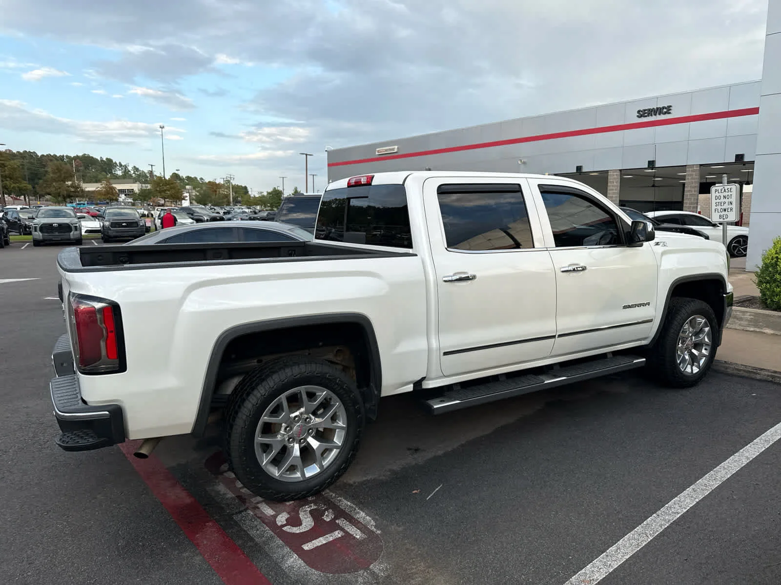 Used 2017 White Frost Tricoat GMC SLT image 4