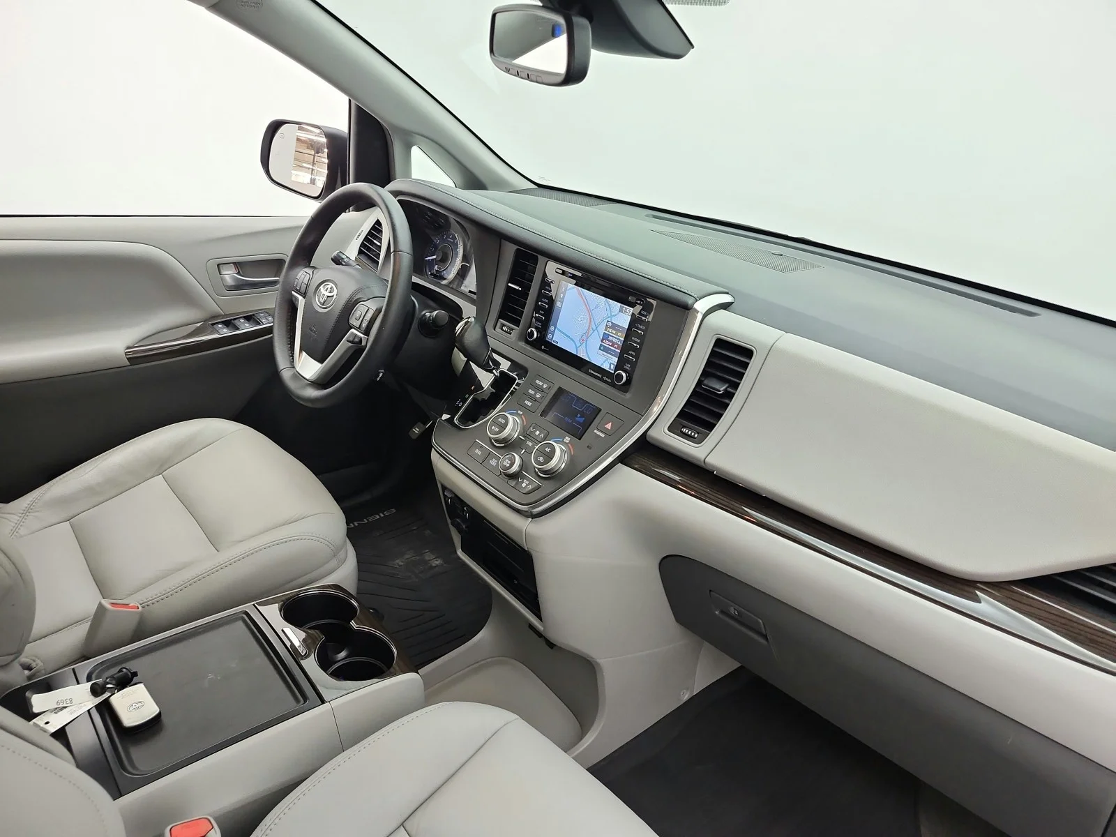 Used 2018 Silver Sky Metallic Toyota XLE Premium image 18