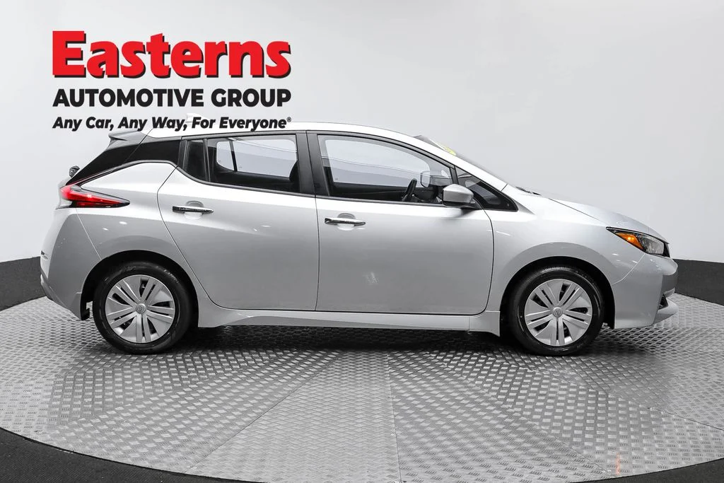 Used 2023 Silver Nissan S image 4