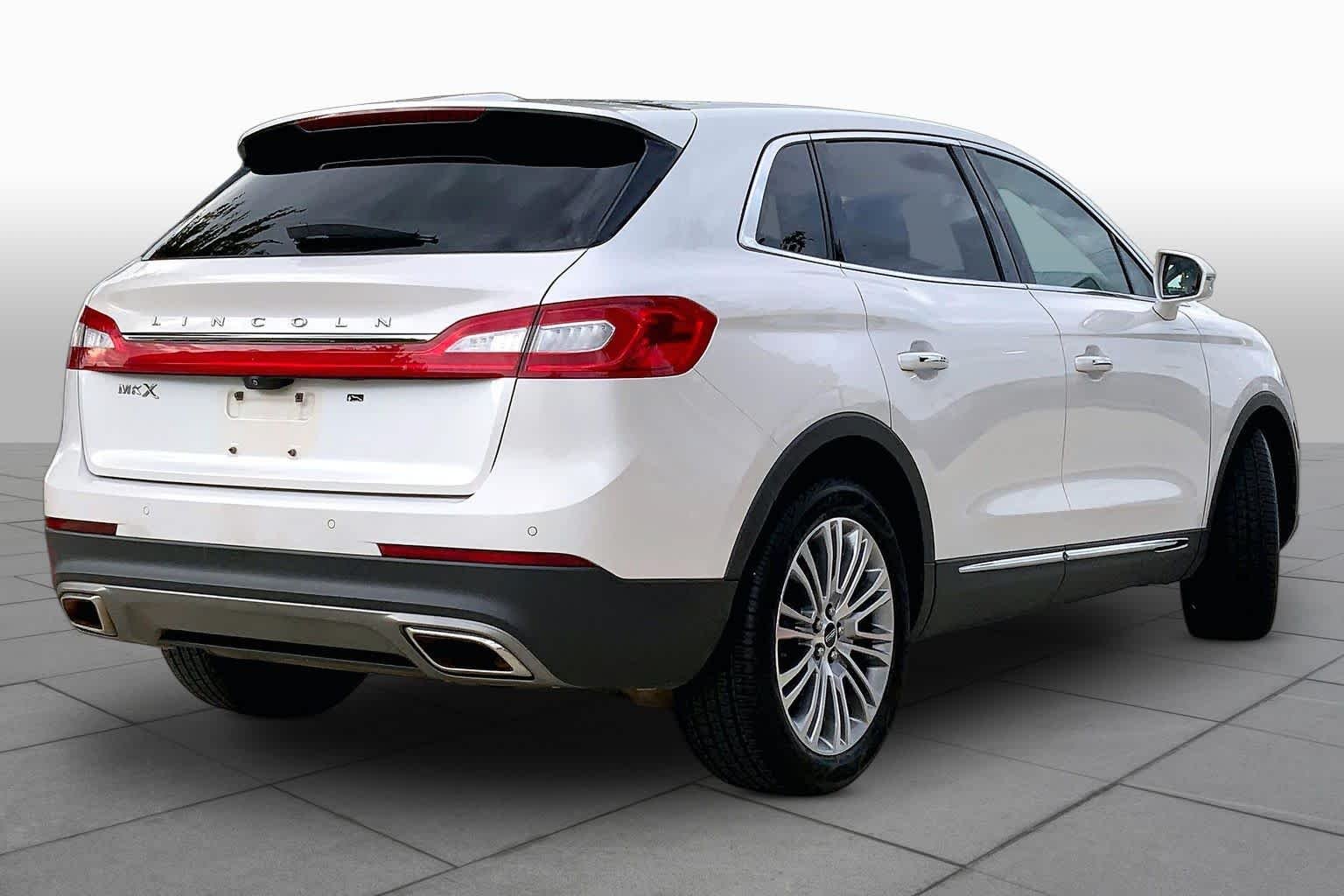 Used 2018 White Platinum Metallic Tri-Coat Lincoln Reserve image 12