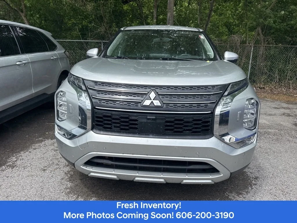 Used 2024  Mitsubishi SE image 2