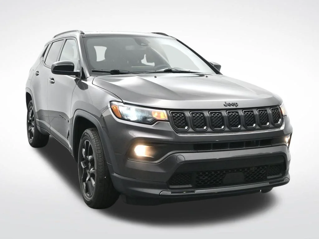 Used 2024  Jeep Latitude image 3