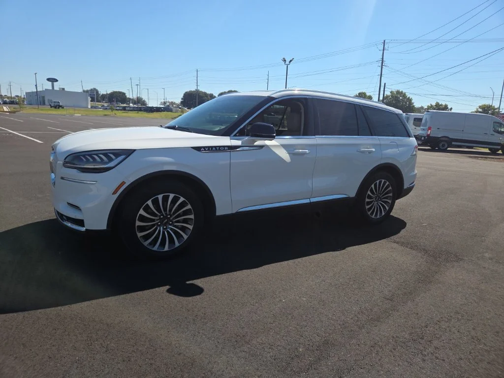 Used 2024 White Lincoln Premiere image 4