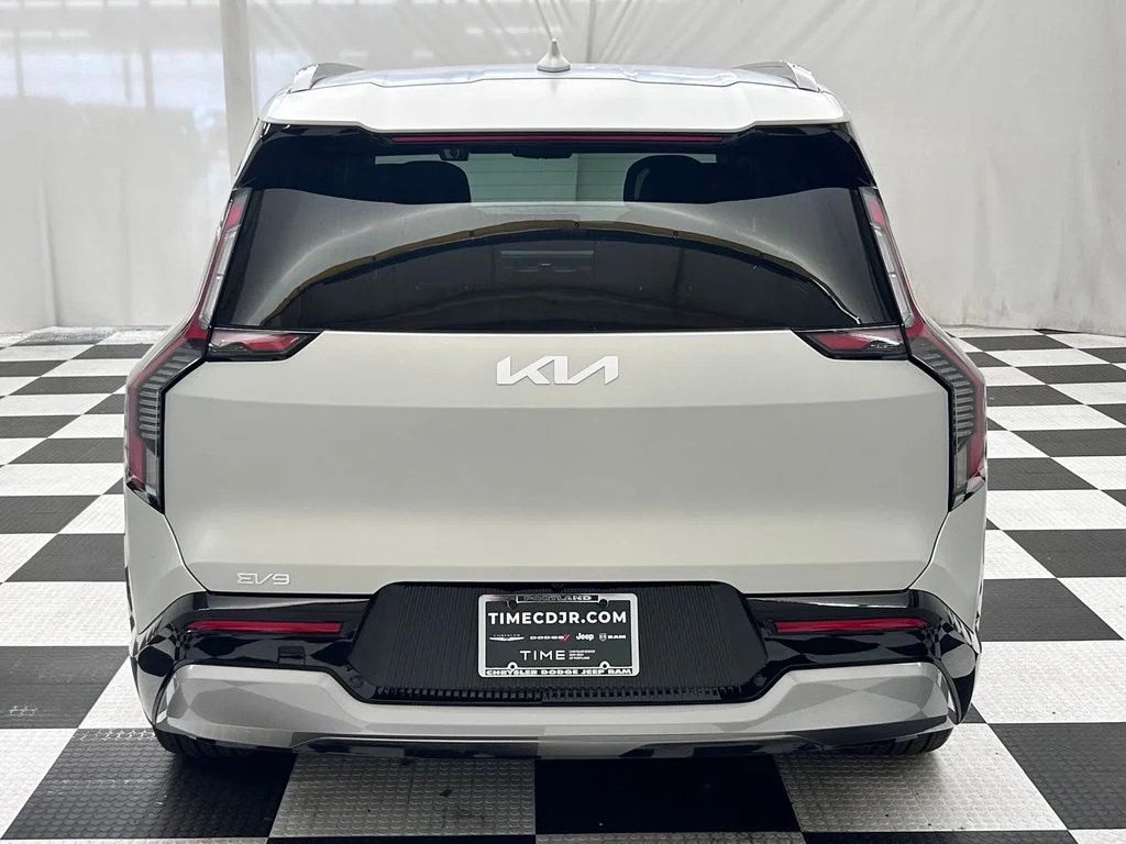 Used 2024 White Kia Land image 6