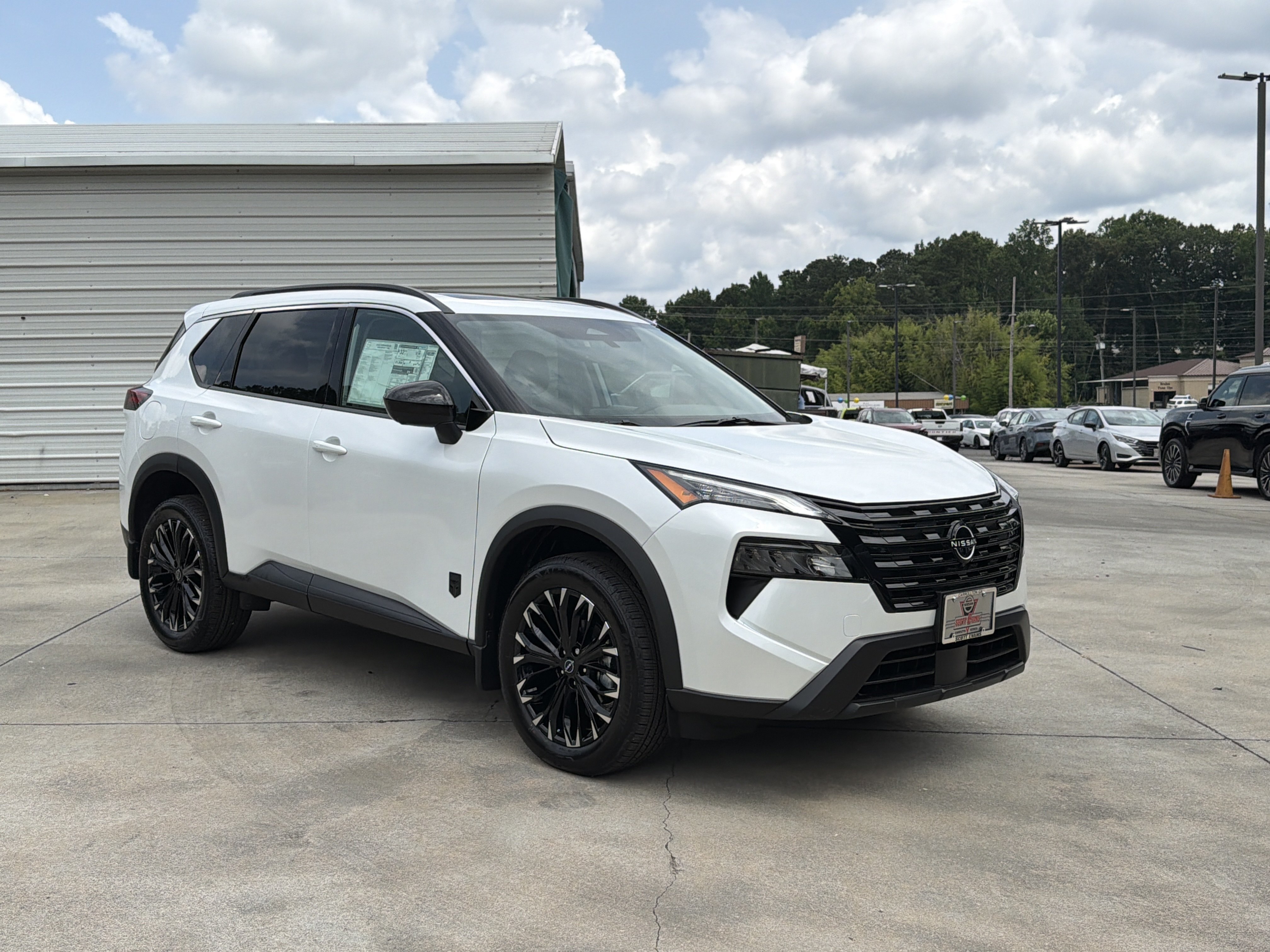 New 2026 Everest White Pearl Tricoat Nissan Dark Armor image 2