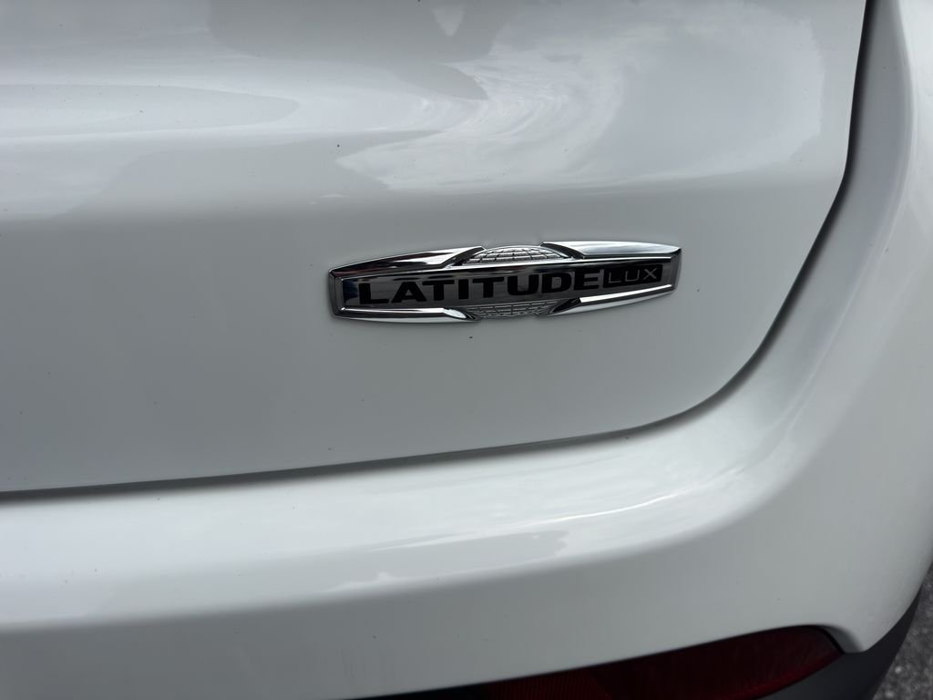 Used 2023 Bright White Clearcoat Jeep Latitude Lux image 10